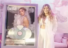  ?? |CORTESÍA ?? La cantante recibió un disco de diamante cuádruple platino por el éxito de ‘Tusa’.