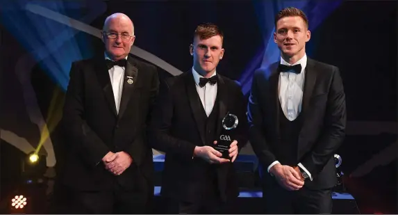  ??  ?? Kerry hurler Seáan Weir is presented with his Joe McDonagh Champion 15 Award by Uachtarán Chumann Lúthchleas Gael John Horan and GPA CEO Paul Flynn during the PwC All Stars 2018 at the Convention Centre in Dublin Photo by Piaras Ó Mídheach/Sportsfile