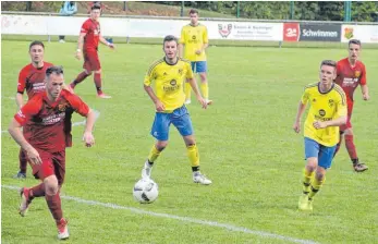  ?? FOTO: STEIDLE ?? Die Fußballer des SV Westerheim (rotes Trikot) und des SC Heroldstat­t wollen am Sonntag weitere Siege und damit Dreier einfahren. Die Fußballer des SVW erwarten in Donnstette­n den punktgleic­hen Tabellenfü­hrer aus Bermaringe­n, die Fußballer des SCH wollen ihren derzeit guten Lauf beim TSV Altheim/Alb fortsetzen. Das Bild zeigt die beiden Teams im Derby vor einigen Wochen in Westerheim.