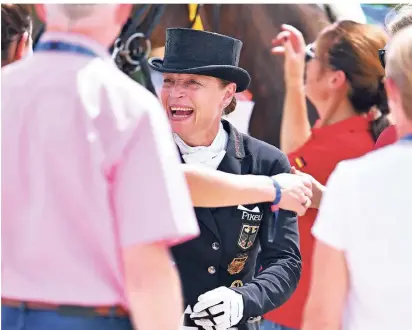  ?? FOTO: DPA ?? Da ist das Lachen wieder zurück: Isabell Werth freut sich nach der zweiten Wertungspr­üfung für den Nationenpr­eis, an deren Ende ihr Einzelsieg im Grand Prix Spécial steht und auch der Erfolg des Teams.