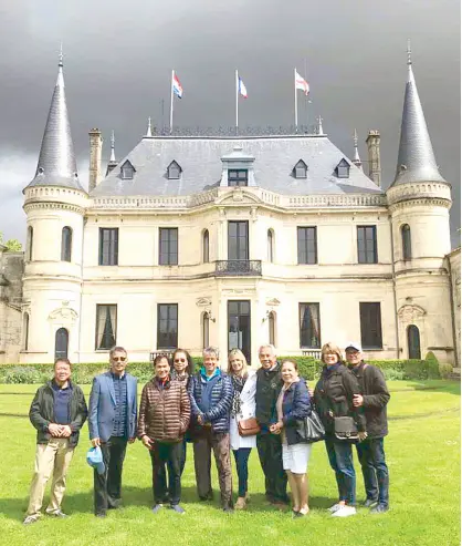  ??  ?? Group photo in front of Chateau Palmer.