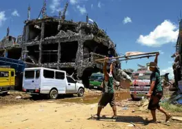  ?? RICHEL UMEL ?? GROUND ZERO Residents of Marawi City revisit what used to be their homes at ground zero of the five-month fighting between government troops and gunmen belonging to the Maute group.—