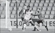  ?? Efe ?? • El delantero colombiano Duván Zapata (centro) es marcado por Marco Sau (25) del Benevento.