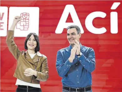  ?? Andreu Esteban / Efe ?? Diana Morant y Pedro Sánchez, en un momento del cierre del congreso extraordin­ario del PSPV, ayer.