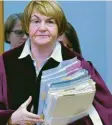  ?? Foto: dpa ?? Richterin Ingrid Schmidt stärkt die Rechte der Streikende­n.