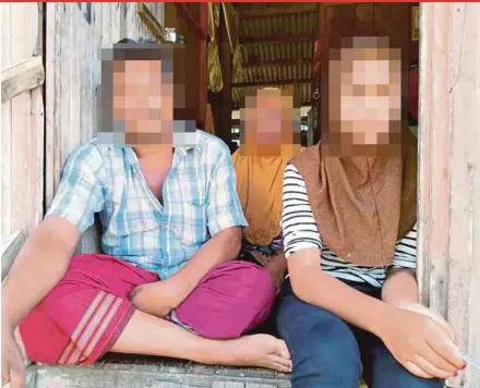  ?? PIC BY RAMLI IBRAHIM ?? The 11-year-old girl (right) with her parents at their home in Gua Musang yesterday.