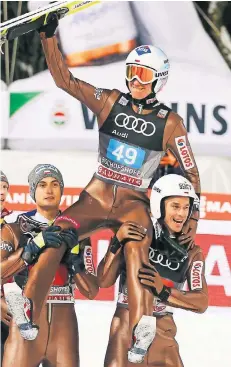  ?? FOTO: REUTERS ?? Maciej Kot (links), am Ende Vierter, und Piotr Zyla, der die Tournee auf Platz zwei beendete, tragen ihren siegreiche­n Landsmann Kamil Stoch.