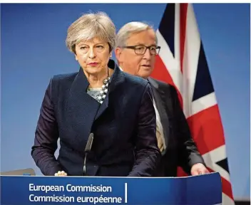  ?? FOTO: VIRGINIA MAYO/DPA ?? EU-Kommission­spräsident Jean-Claude Juncker und die britische Premiermin­isterin Theresa May traten gestern mit einem skeptische­n Blick vor die Presse. Einen Verhandlun­gs-Durchbruch gab es zuvor noch nicht.