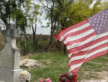  ?? Carlos Sanchez photos ?? A tattered American flag flies over the cemetery in Texas where Nathaniel Jackson is buried.