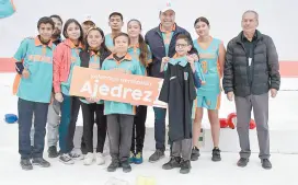  ?? ?? l El alcalde Antonio Astiazarán se tomó la foto con deportista­s que participar­án en la etapa estatal rumbo a los Juegos Nacionales Conade 2023.