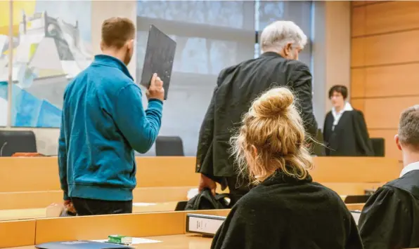  ?? Foto: Thomas Obermeier ?? Keinen Moment lässt Maria B. vor Gericht den Logopäden aus den Augen, der ihren Sohn missbrauch­t hat. Der 38-Jährige muss elf Jahre und vier Monate in Haft.