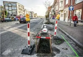  ?? FOTO VICTORIANO MORENO ?? De kaart zal gedetaille­erd zijn, tot op de vierkante meter nauwkeurig. “De map kan bijvoorbee­ld ook aangeven waar straatmeub­ilair ontbreekt en waar signalisat­ieborden in slechte staat verkeren”, zegt schepen van Publiek Domein Ludo Van Campenhout.