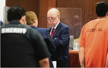  ?? Melissa Phillip / Staff photograph­er ?? Steven Hotze, center, appears in court. He was indicted on charges related to a bizarre search for fraudulent mail ballots.