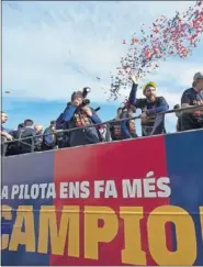  ??  ?? FIESTA. Hubo procesión tras el autobús de los camp