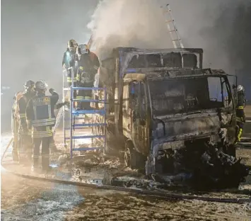  ?? Foto: Freiwillig­e Feuerwehr Neusäß ?? Ein Lastwagen stieß in der Nacht zum Freitag auf Höhe der A 8 Anschlusss­telle Augsburg West gegen ein anderes Auto und brannte aus. Ursache war ein sich lösender Reifen an einem Auto.