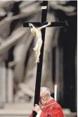  ?? FOTO: DPA ?? Papst Franziskus leitet im Petersdom die Karfreitag­smesse.