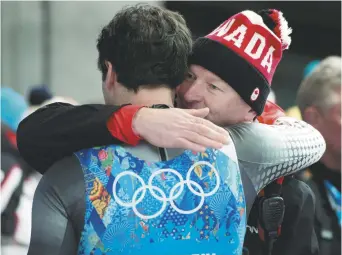  ??  ?? Le lugeur canadien Sam Edney se fait consoler après avoir raté de justesse une médaille olympique, aux Jeux olympiques de Sotchi, il y a quatre ans. - Archives