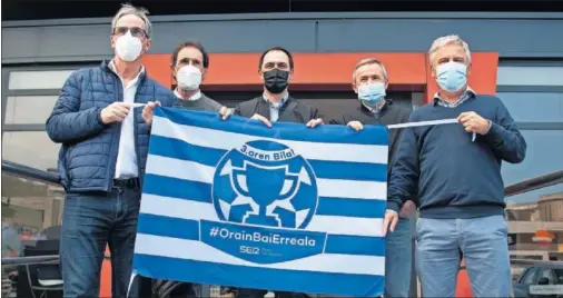  ??  ?? Gorriz, Zamora, Dadíe, Larrañaga y López Ufarte posan con una bandera conmemorat­iva de la Copa de la Real Socciedad.