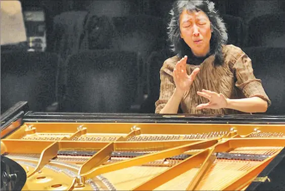  ??  ?? Mitsuko Uchida y su piano en el booklet de uno de los discos de la ejecutante japonesa