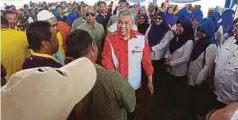  ??  ?? DR Ahmad Zahid beramah mesra dengan pengunjung ketika menghadiri Program Jelajah Halal Malaysia 2018, semalam.