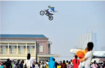  ??  ?? Spectacle de motos dans le Parc à thèmes du porte-avions de Binhai