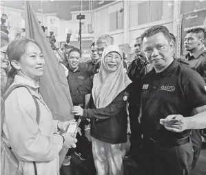  ??  ?? DR WAN AZIZAH (dua, kanan) beramah mesra bersama peserta daripada Vietnam ketika menghadiri Program Tanggungja­wab Sosial Korporat (CSR) Astro Junior Championsh­ips U15 (Peringkat Serantau) di Stadium Juara pada Isnin. Turut hadir Presiden Persatuan Badminton Malaysia (BAM) Datuk Seri Mohamad Norza Zakaria (kanan).