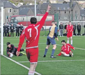  ?? 20_c10pupils0­9 ?? A near miss during Saturday’s match between Campbeltow­n Pupils and East Kilbride.