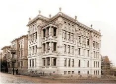  ?? OTTO WELKER ?? Dieses Foto zeigt das nach Plänen von Julius Krusewitz erbaute Wohnhaus Reinhardsb­runner Straße 14 unmittelba­r nach der Fertigstel­lung im Jahre 1899.