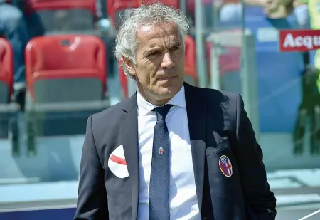  ?? Al timone ?? Donadoni al centro di critiche e polemiche in settimane ha strappato un punto a Cagliari al termine di una partita attenta e seria dei rossoblù