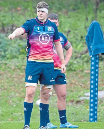  ??  ?? ON THE BALL: Forwards coach John Dalziel, left, runs fellow coach Pieter de Villiers through his drill, while Scott Cummings knows all about ‘JD’ from previous teams.