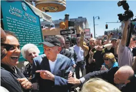  ?? Jim Weber / Associated Press 2011 ?? Memphis radio personalit­y George Klein (wearing cap) jokes with Lansky Brothers founder Bernard Lansky (left), known as the “Clothier to the King.”