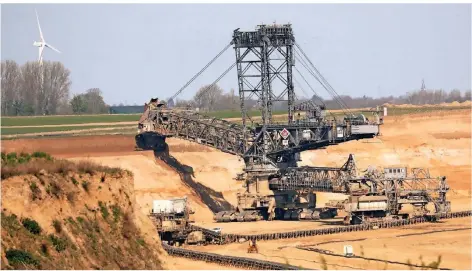  ?? FOTO: OLIVER BERG/DPA ?? Ein Bagger entfernt im Tagebau Garzweiler Erdreich. Bis 2038 soll es hier weitergehe­n. Dann entsteht in der Grube ein großer See.