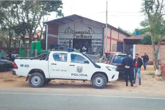  ??  ?? Efectivos de la comisaría jurisdicci­onal y agentes del Ministerio Público, en el lugar del atraco.