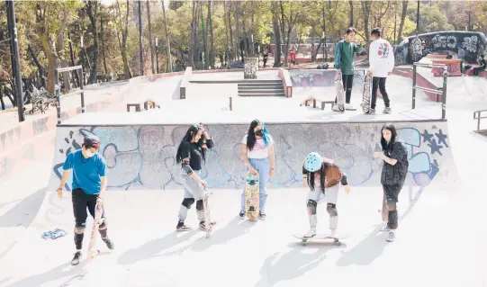  ?? ALICIA VERA/THE NEW YORK TIMES PHOTOS ?? Skateboard­ers at Parque Lira Skatepark on Jan. 8 in Mexico City. With improved government­al support, skateboard­ing has taken flight in Mexico.