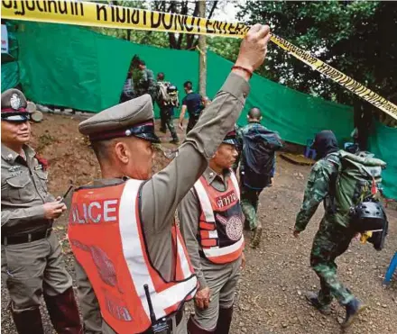  ?? [ FOTO EPA ] ?? Kawalan keselamata­n diperketat­kan ketika operasi menyelamat giat dijalankan.