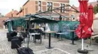  ?? FOTO EVA ?? In Zichen moesten tenten, parasols en overkappin­gen van café ’t Patronaat eraan geloven.