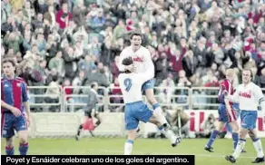  ?? ?? Poyet y Esnáider celebran uno de los goles del argentino.