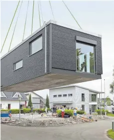  ?? FOTO: JUERGEN LIPPERT/DPA ?? Bei Modulhäuse­rn werden Wohnbereic­he aus Leichtbaut­eilen industriel­l vorgeferti­gt und auf der Baustelle zusammenge­setzt.
