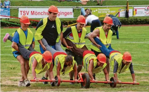  ?? Fotos: Sophia Huber ?? Beim Wettkampf „Auf der Baustelle“mussten die Mannschaft­en beim Spiel ohne Grenzen in Mönchsdegg­ingen vor allem Sportlichk­eit und Geschickli­chkeit beweisen. Team geist und Ausdauer zahlten sich am Ende aus.