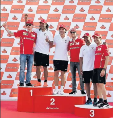  ??  ?? PODIO. Raikkonen y Karembeu celebran su éxito, seguidos por Morientes y Vettel, y Senna y Gené. A la derecha los embajadore­s de LaLiga, la ronda de preguntas y ‘Seb’ en el kart.