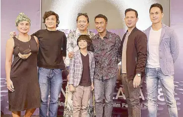  ?? ?? Direk Carlo Obispo with the cast members of The Baseball Player.