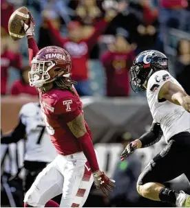  ?? MITCHELL LEFF / GETTY IMAGES ?? Temple receiver Isaiah Wright catches the go-ahead, 25-yard touchdown pass in overtime, beating Cincinnati’s Darrick Forrest on Saturday. Bearcats QB Desmond Ridder was intercepte­d on third-and-36 to end the game.