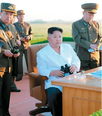  ??  ?? Le dirigeant nord-coréen Kim Jong-un a supervisé samedi le test d’un nouveau système de lutte antiaérien­ne faisant fi des sanctions internatio­nales contre son pays.