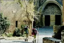  ??  ?? Marcheurs devant le tympan de l’abbaye Sainte-Foy de Conques. © ACIR JJ Gelbart