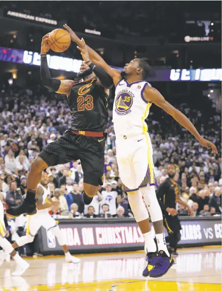  ?? Carlos Avila Gonzalez / The Chronicle ?? Warriors forward Kevin Durant blocks a shot by LeBron James in the final minute of the game with Golden State up 95-92.
