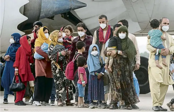  ?? ANDREA COMAS / AP ?? Un grup de famílies d’afganesos que han arribat aquesta setmana a la base aèria de Torrejón de Ardoz