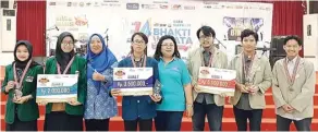  ??  ?? BERKONTRIB­USI: Para pemenang LKTI tingkat mahasiswa. Mereka dari tim Institut Ilmu Kesehatan Bhakti Wiyata Kediri, Universita­s Diponegoro Semarang, dan Universita­s Gadjah Mada Jogjakarta.