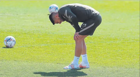  ?? FOTO: EFE ?? Luis Suárez se lesionó durante el entrenamie­nto del Atlético de Madrid. El jugador urugayo se fue antes de tiempo para realizarse unas pruebas médicas