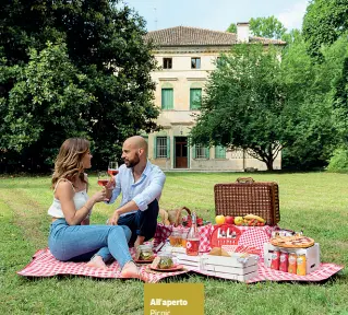  ??  ?? All’aperto Picnic nell’azienda agricola
Rechsteine­r a Piavon di
Oderzo e, a sinistra, fra le vigne di Aldo
Adami dopo il tramonto