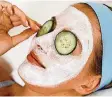  ?? FOTO: NIVEA/BEAUTYPRES­S ?? Wenn das Gesicht nach dem Sonnenbad gerötet und gereizt ist, sorgt eine Joghurt-Maske für Linderung.